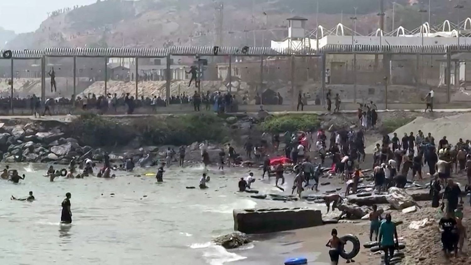 Derrière l&rsquo;afflux de migrants à Ceuta, l&rsquo;Espagne soupçonne une tentative de pression politique de la part du Maroc