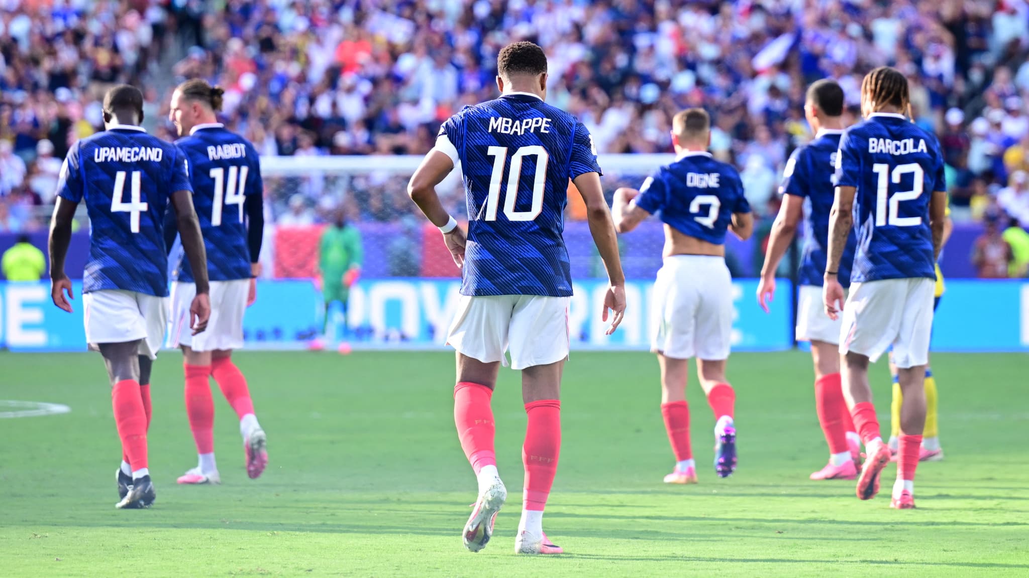 L&rsquo;éclatante domination des Bleus en Coupe du Monde effraie la presse mondiale