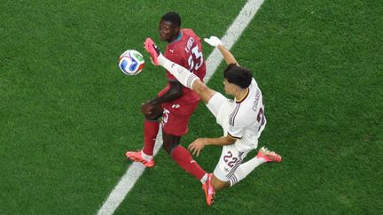 Affrontement entre un joueur espagnol et le latéral portugais Nuno Mendes lors du match Espagne-Portugal en 8e de finale de la Coupe du monde 2026