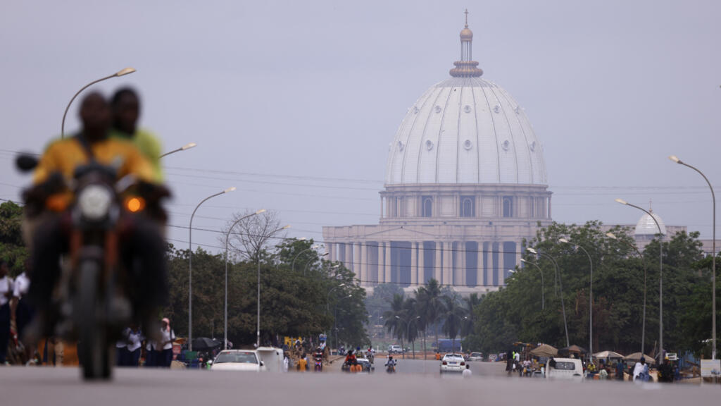 Vue aérienne de la basilique Notre-Dame de la Paix à Yamoussoukro, symbole de la transformation urbaine