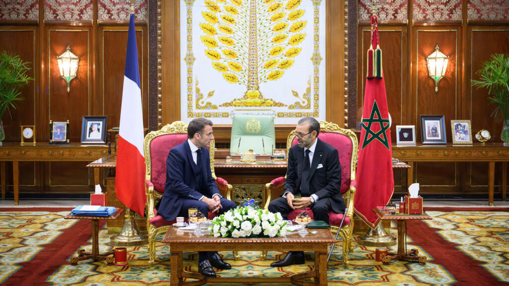 Accueil officiel du président Macron par le roi Mohammed VI à Rabat, symbole des relations franco-marocaines