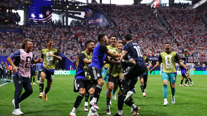 Des joueurs de soccer se regroupent pour célébrer un but marqué contre l'Angleterre.