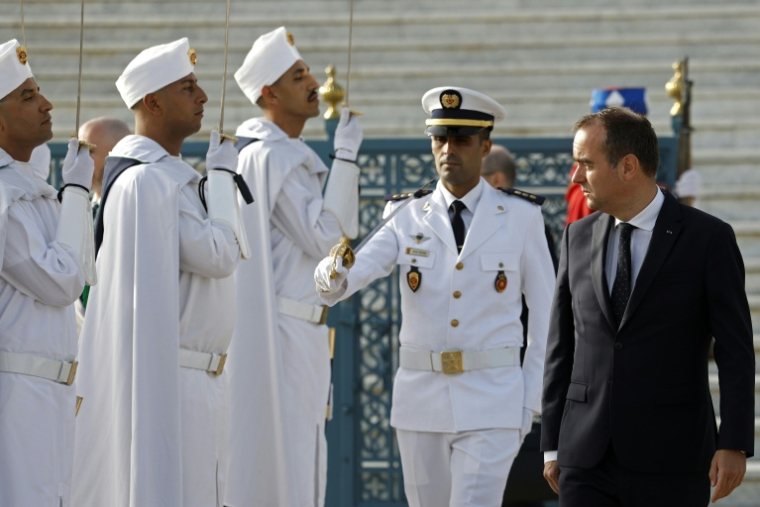 Sébastien Lecornu lors d'un dépôt de gerbes au Mausolée royal de Rabat