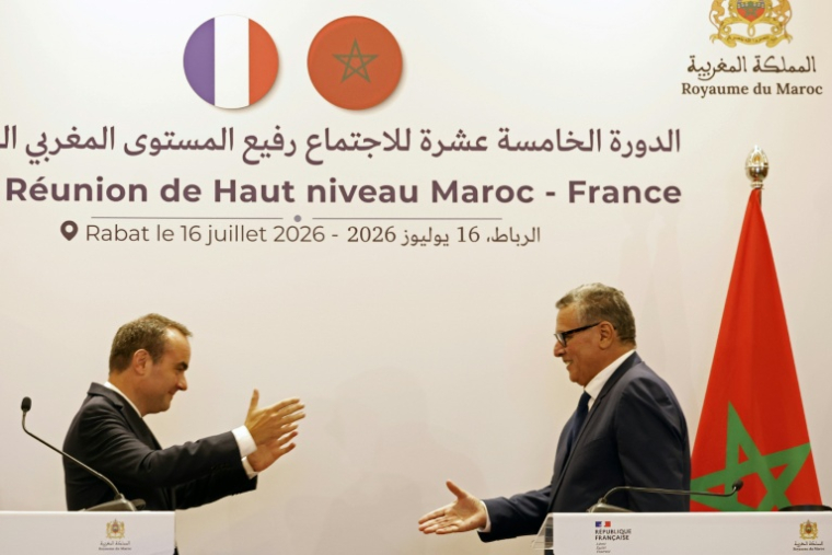 Le Premier ministre français Sébastien Lecornu (à gauche) et son homologue marocain Aziz Akhannouch lors d'une conférence de presse à Rabat