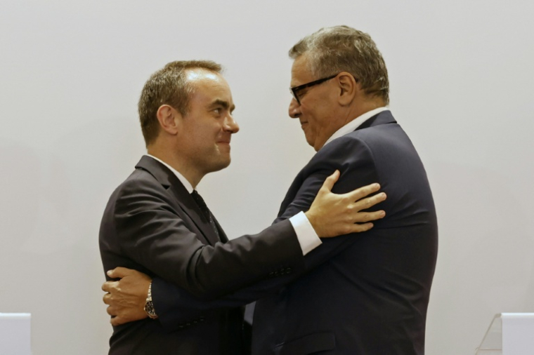 Sébastien Lecornu et Aziz Akhannouch échangent une poignée de main à l'issue de leur rencontre