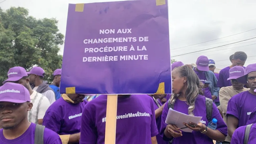 Étudiants camerounais en discussion avec des responsables consulaires français