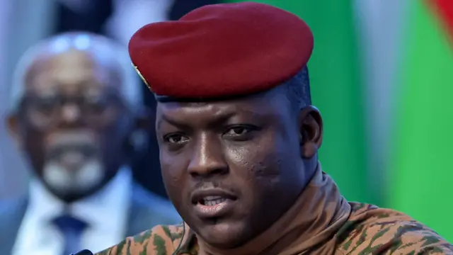 Ibrahim Traoré, en uniforme militaire beige et béret rouge, lors d'une interview officielle