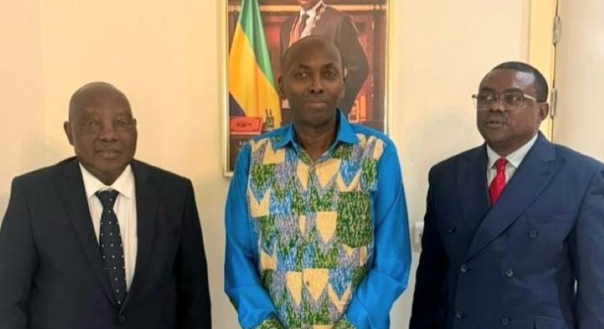 Délégation du GABAC autour d'Augustin Emane à Libreville