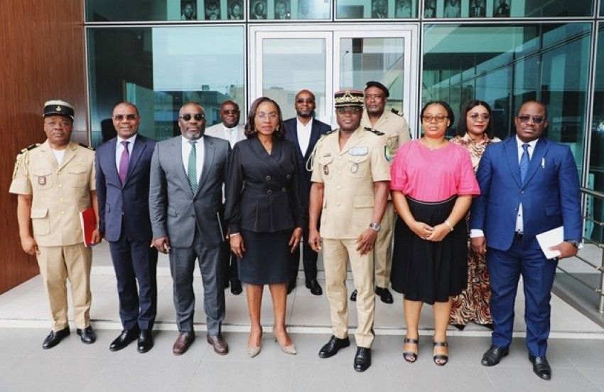 Un responsable des douanes et un agent fiscal échangent lors d'une réunion stratégique à Libreville