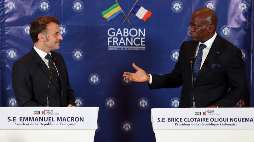 Le président français et son homologue gabonais lors d’une conférence de presse à Libreville en novembre 2025.