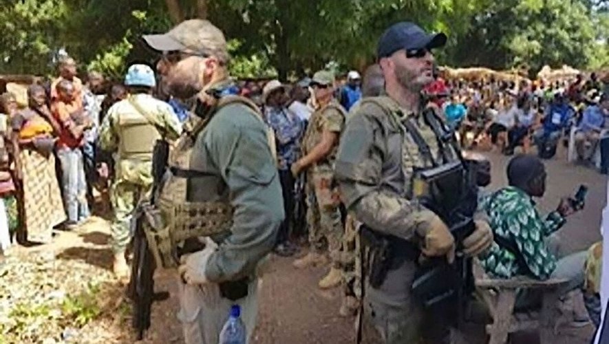 Un journaliste centrafricain menacé, dont la demande d'asile en France a été refusée, vit caché avec sa famille en attendant un recours.