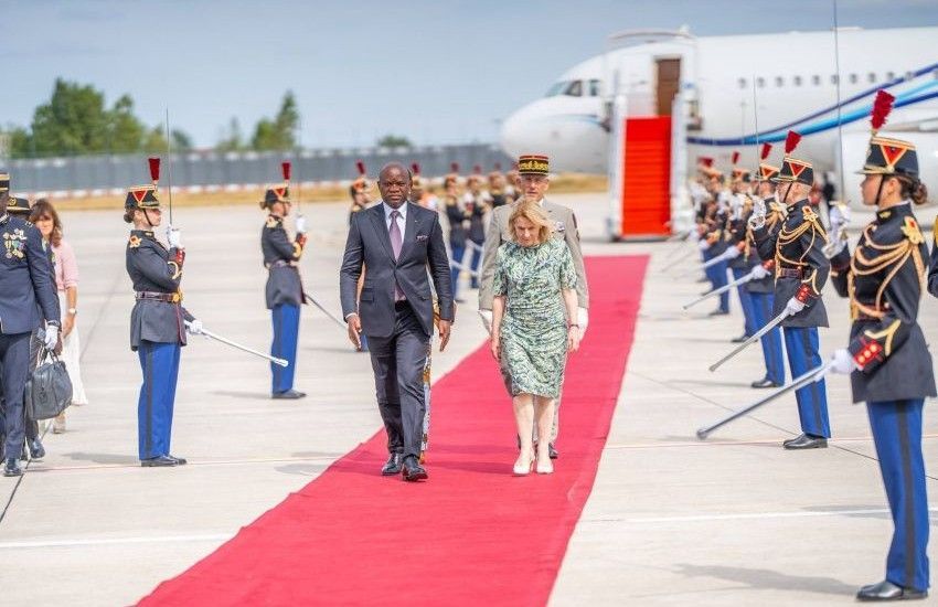 Le président gabonais Brice Clotaire Oligui Nguema et la ministre française de la Culture lors d’une rencontre officielle