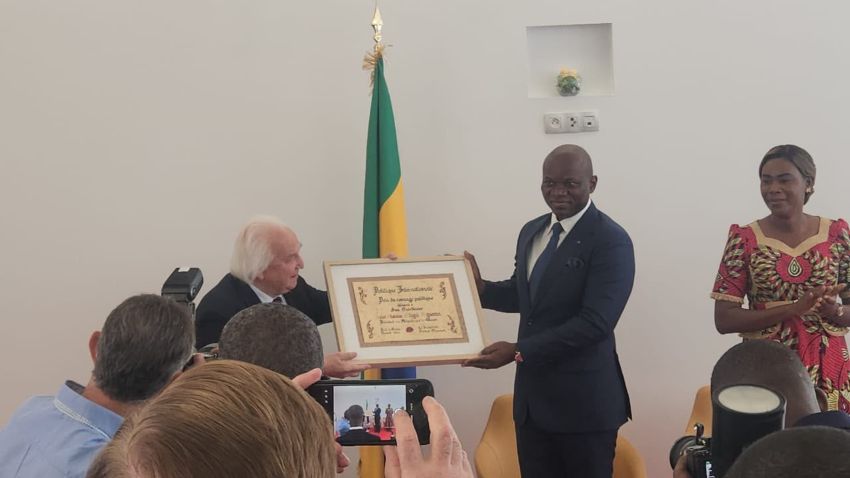Président gabonais Brice Clotaire Oligui Nguema recevant un prix
