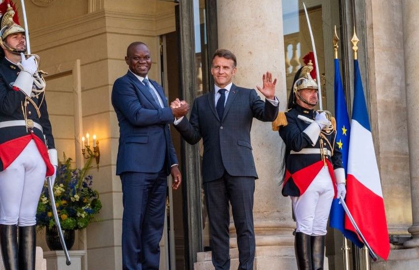 Les présidents Macron et Oligui Nguema sous les ors de l'Élysée