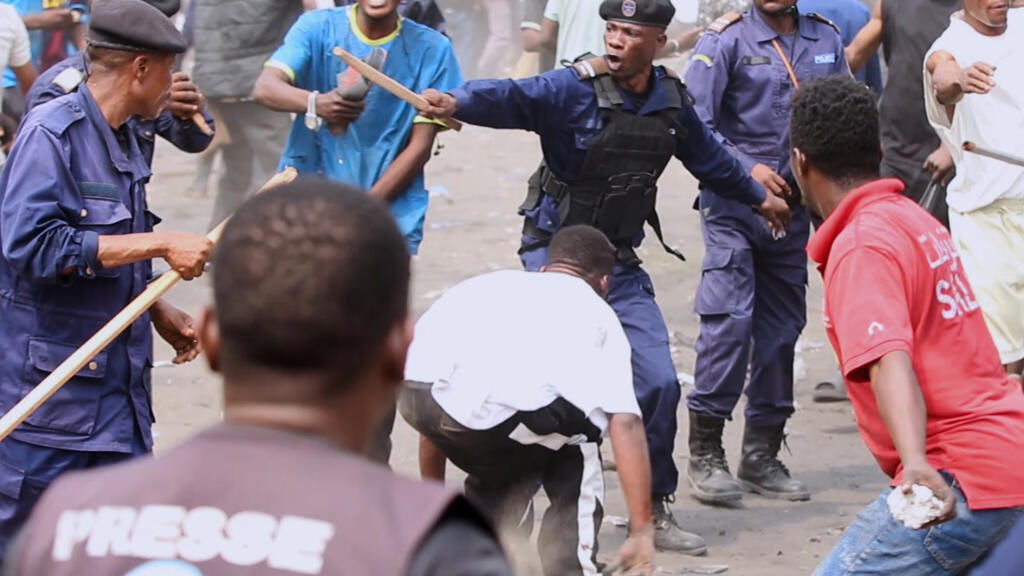Affrontements entre forces de l'ordre et manifestants à Kinshasa lors d'une mobilisation contre une révision constitutionnelle (image d'illustration).