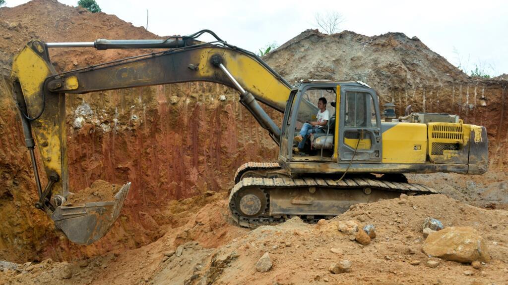 Un employé chinois d'une société minière travaille sur un site d'extraction d'or à Betare Oya, Cameroun, en 2018.