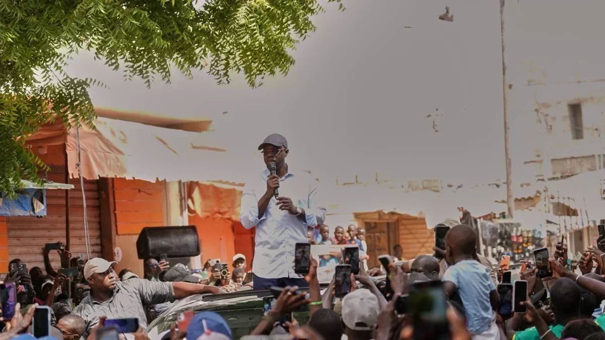 Ousmane Sonko devant une foule à Bargny