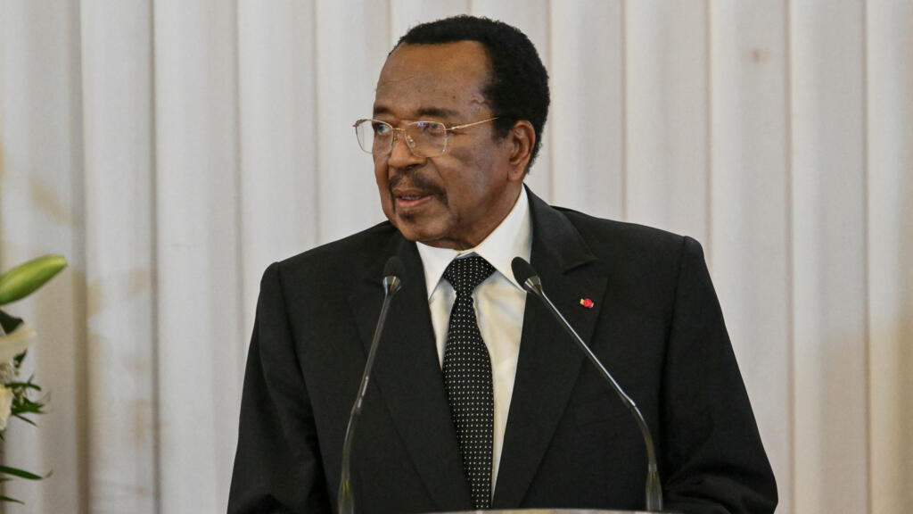 Le président camerounais Paul Biya s'adresse à la foule aux côtés du pape Léon XIV lors d'un événement officiel à Yaoundé, le 15 avril 2026.