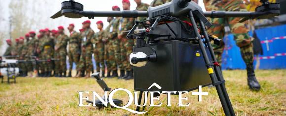 Drone militaire survolant un paysage africain
