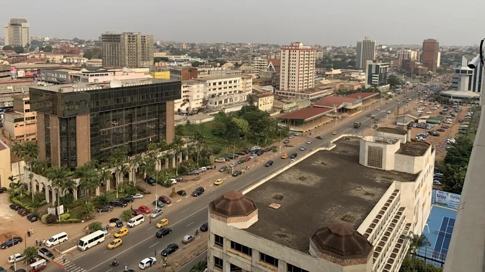 Agent recenseur en train de collecter des données lors du recensement au Cameroun