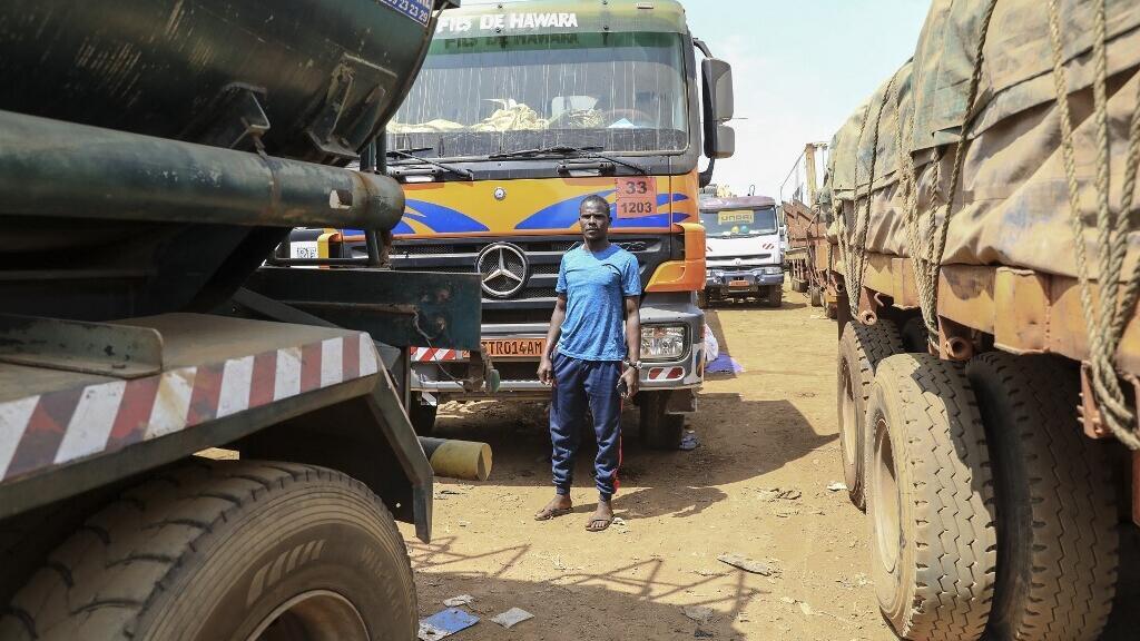 Des camions en attente sur la route principale reliant Bangui en République centrafricaine à Douala, au Cameroun (image d'illustration).