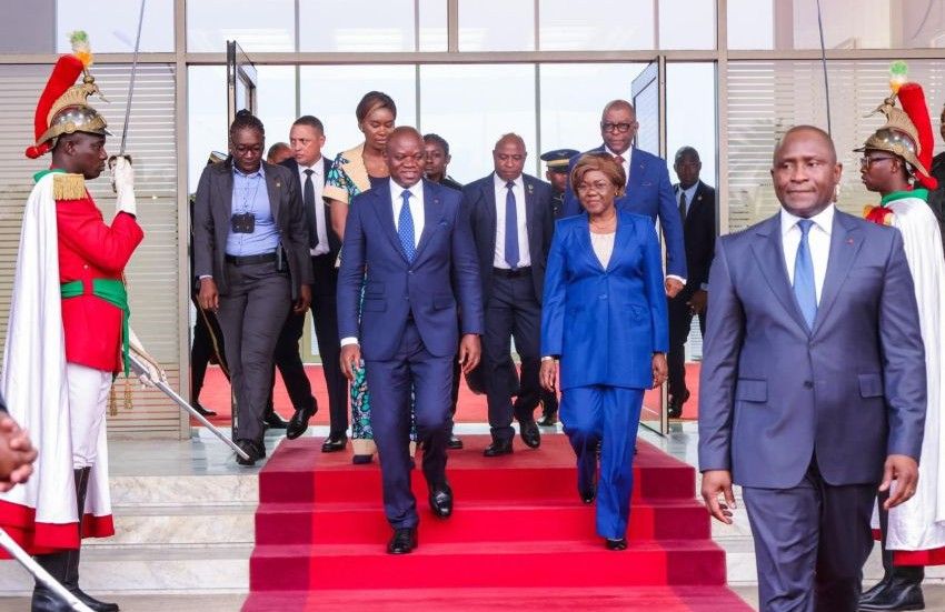 Président Oligui Nguema descendant d'un avion à Abidjan
