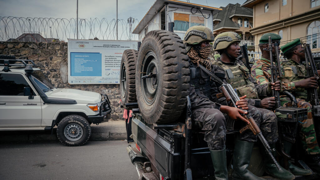 Des soldats de l'AFC/M23 en patrouille près d'un laboratoire à Goma