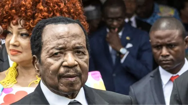 Paul Biya lors d'une de ses dernières apparitions publiques au Cameroun, entouré de responsables camerounais et de son épouse, la Première Dame Chantal Biya, lors de la visite du pape Léon XIV en avril 2026.