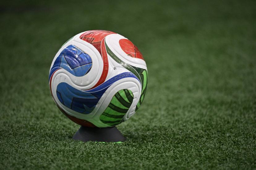 ballon de football sur le point d'être tiré