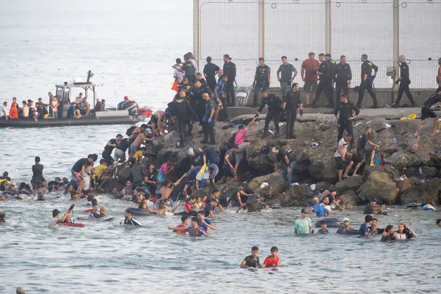 Migrants traversant la frontière vers Ceuta
