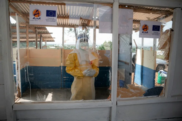 Professionnel de santé en combinaison de protection contre Ebola
