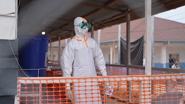 Soignants en combinaison de protection dans un centre médical de la RDC