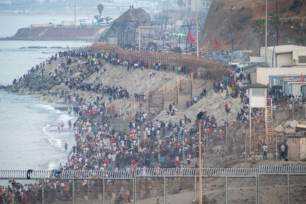 Drapeaux du Maroc et de l'Espagne flottant côte à côte lors d'une manifestation