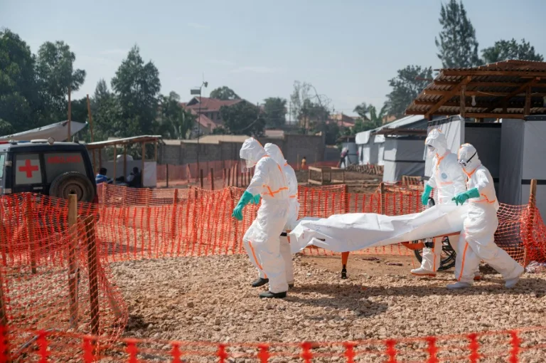 Équipe médicale en combinaison de protection contre Ebola en RDC
