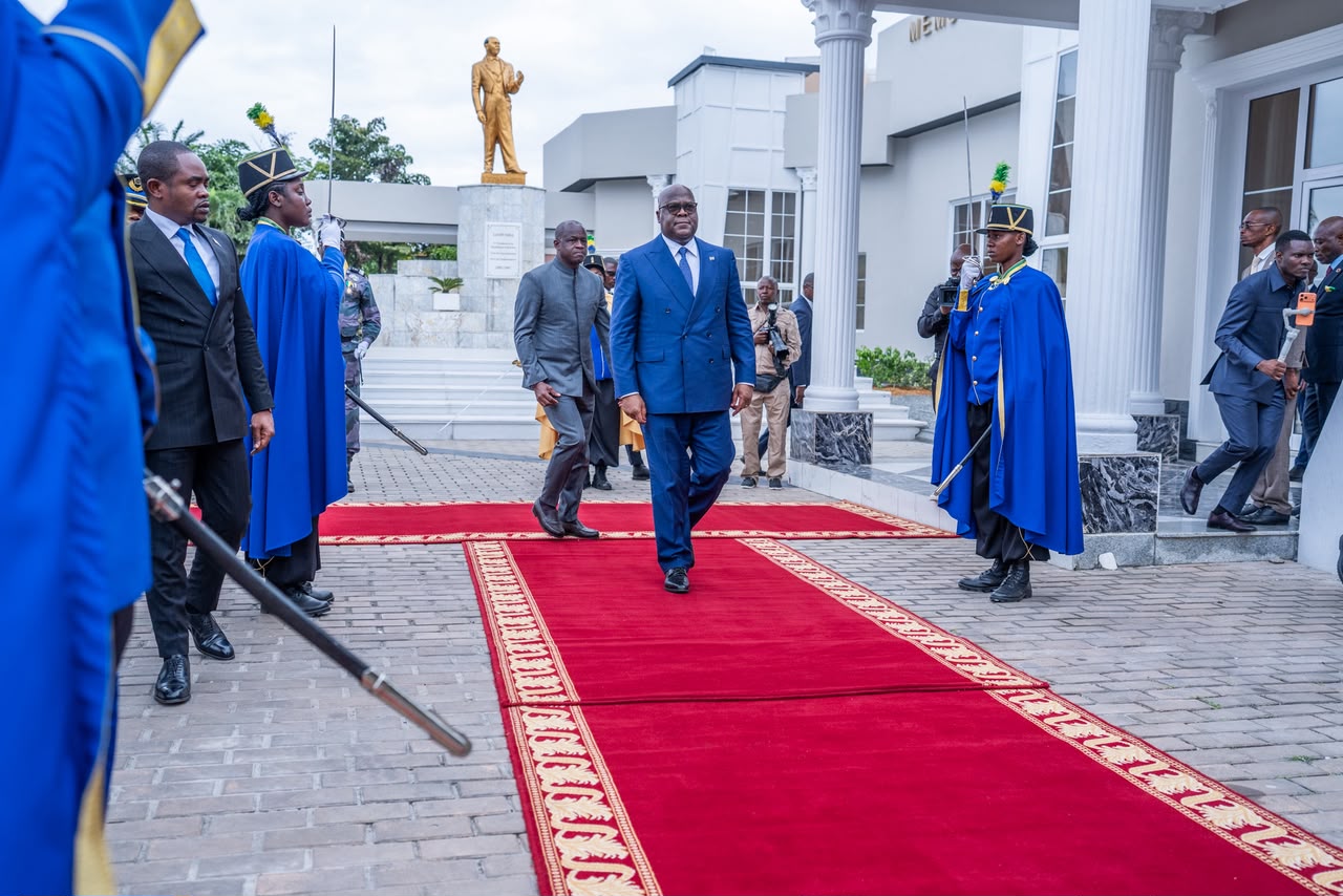 Félix-Antoine Tshisekedi et Brice Clotaire Oligui Nguema à la sortie de l’aéroport de Libreville