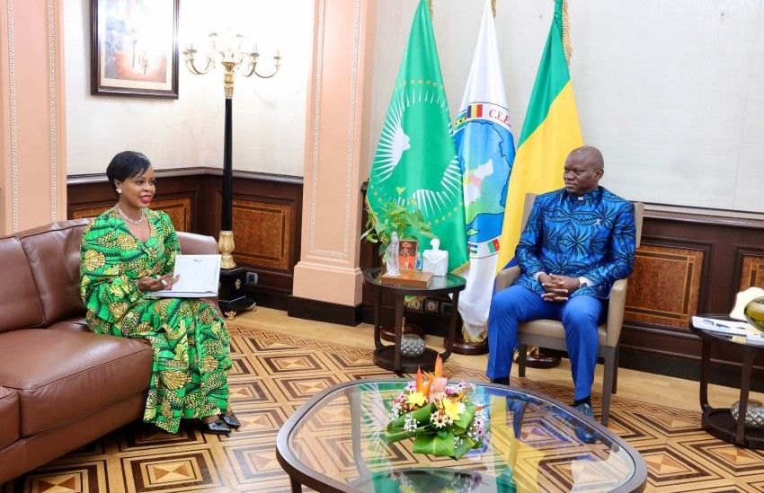 Le président Brice Clotaire Oligui Nguema recevant la ministre du Commerce, Zenaba Gninga Chaning